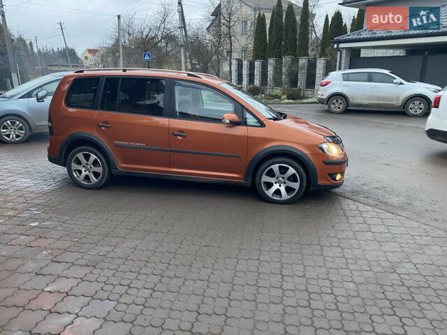 Помаранчевий Фольксваген Кросс Туран, об'ємом двигуна 1.4 л та пробігом 200 тис. км за 7500 $, фото 3 на Automoto.ua