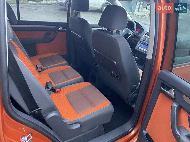 Помаранчевий Фольксваген Кросс Туран, об'ємом двигуна 1.4 л та пробігом 200 тис. км за 7500 $, фото 23 на Automoto.ua