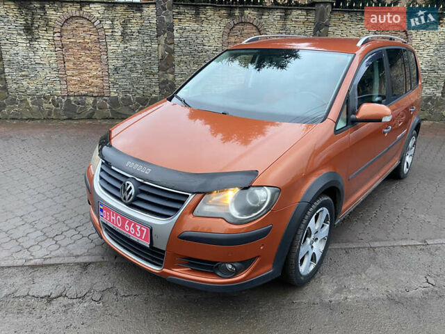 Помаранчевий Фольксваген Кросс Туран, об'ємом двигуна 1.4 л та пробігом 200 тис. км за 7500 $, фото 5 на Automoto.ua