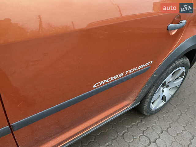 Помаранчевий Фольксваген Кросс Туран, об'ємом двигуна 1.4 л та пробігом 200 тис. км за 7500 $, фото 11 на Automoto.ua