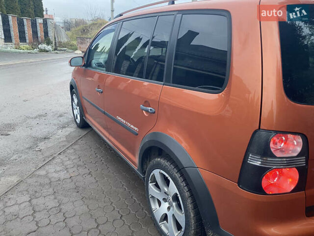 Помаранчевий Фольксваген Кросс Туран, об'ємом двигуна 1.4 л та пробігом 200 тис. км за 7500 $, фото 8 на Automoto.ua