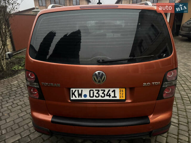 Оранжевый Фольксваген Кросс Туран, объемом двигателя 2 л и пробегом 215 тыс. км за 9800 $, фото 5 на Automoto.ua