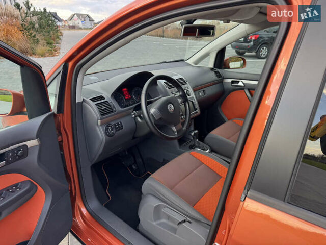Оранжевый Фольксваген Кросс Туран, объемом двигателя 1.4 л и пробегом 232 тыс. км за 8300 $, фото 58 на Automoto.ua