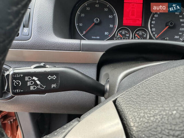 Оранжевый Фольксваген Кросс Туран, объемом двигателя 1.4 л и пробегом 232 тыс. км за 8300 $, фото 71 на Automoto.ua