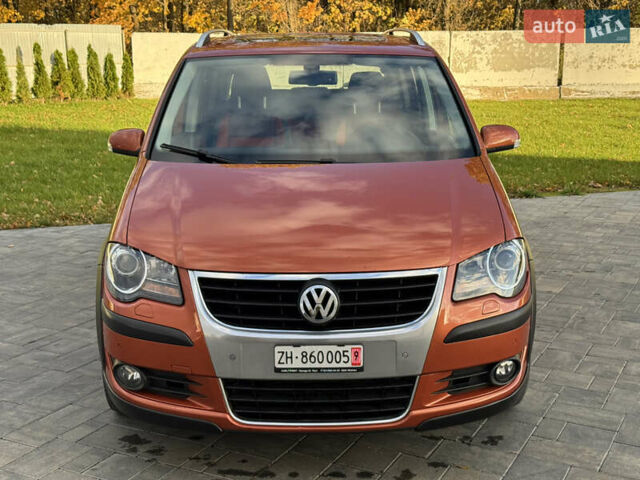 Оранжевый Фольксваген Кросс Туран, объемом двигателя 1.4 л и пробегом 232 тыс. км за 8300 $, фото 7 на Automoto.ua