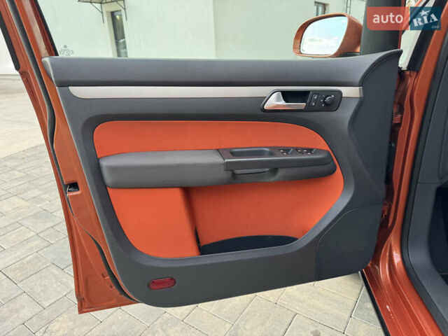 Оранжевый Фольксваген Кросс Туран, объемом двигателя 1.4 л и пробегом 232 тыс. км за 8300 $, фото 66 на Automoto.ua