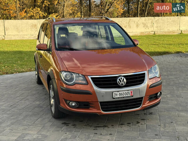 Оранжевый Фольксваген Кросс Туран, объемом двигателя 1.4 л и пробегом 232 тыс. км за 8300 $, фото 6 на Automoto.ua