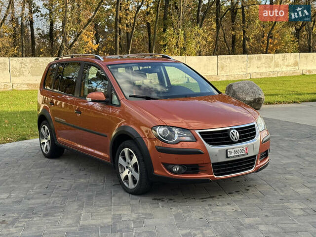 Оранжевый Фольксваген Кросс Туран, объемом двигателя 1.4 л и пробегом 232 тыс. км за 8300 $, фото 3 на Automoto.ua