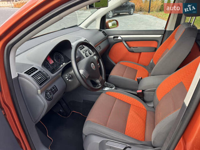 Оранжевый Фольксваген Кросс Туран, объемом двигателя 1.4 л и пробегом 232 тыс. км за 8300 $, фото 59 на Automoto.ua