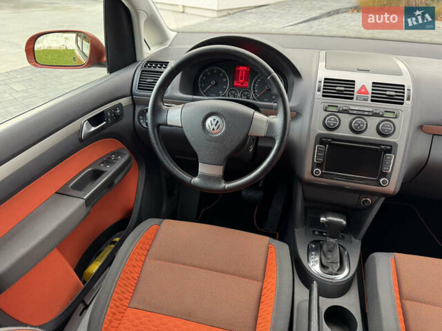 Оранжевый Фольксваген Кросс Туран, объемом двигателя 1.4 л и пробегом 232 тыс. км за 8300 $, фото 83 на Automoto.ua