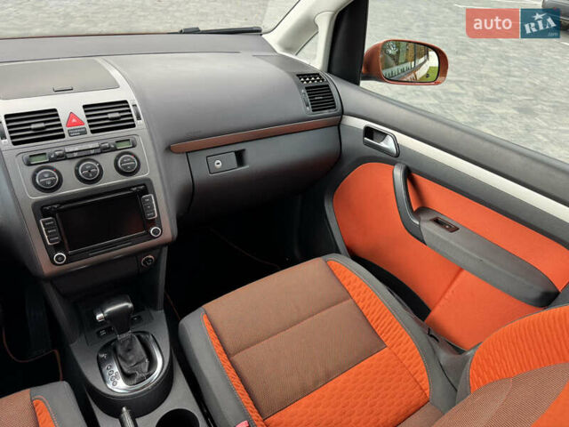 Оранжевый Фольксваген Кросс Туран, объемом двигателя 1.4 л и пробегом 232 тыс. км за 8300 $, фото 82 на Automoto.ua