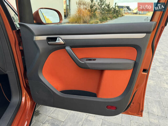 Оранжевый Фольксваген Кросс Туран, объемом двигателя 1.4 л и пробегом 232 тыс. км за 8300 $, фото 94 на Automoto.ua