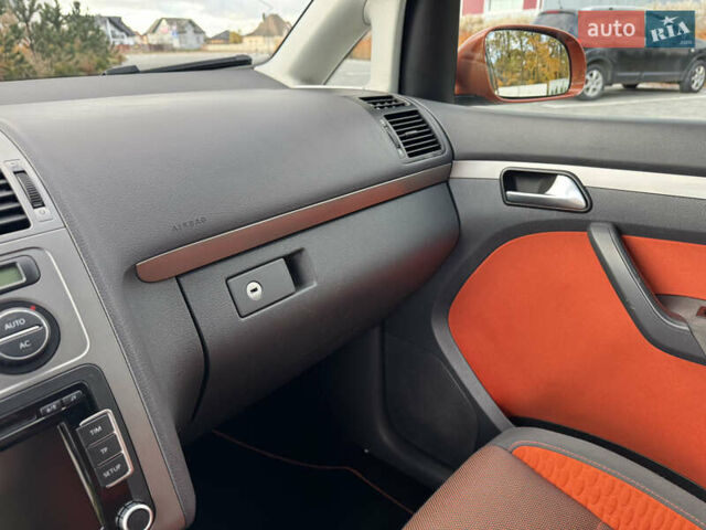 Оранжевый Фольксваген Кросс Туран, объемом двигателя 1.4 л и пробегом 232 тыс. км за 8300 $, фото 65 на Automoto.ua