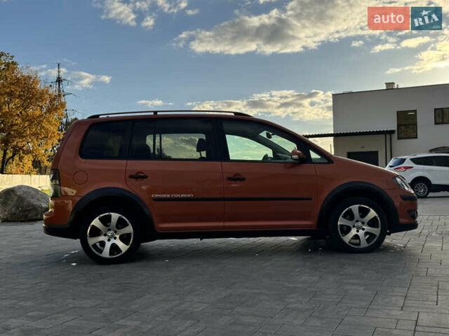 Оранжевый Фольксваген Кросс Туран, объемом двигателя 1.4 л и пробегом 232 тыс. км за 8300 $, фото 26 на Automoto.ua