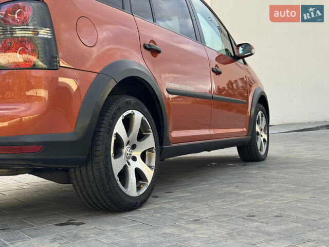 Оранжевый Фольксваген Кросс Туран, объемом двигателя 1.4 л и пробегом 232 тыс. км за 8300 $, фото 22 на Automoto.ua