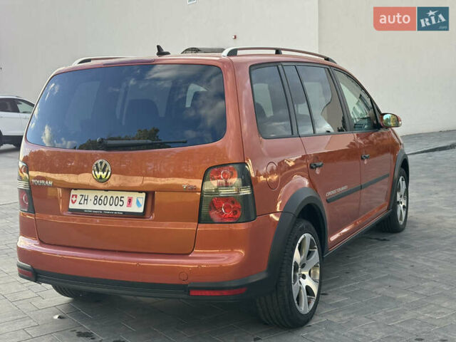 Оранжевый Фольксваген Кросс Туран, объемом двигателя 1.4 л и пробегом 232 тыс. км за 8300 $, фото 1 на Automoto.ua