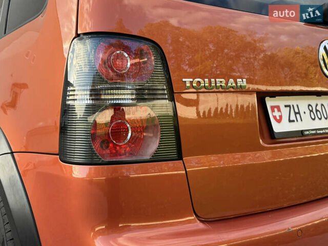 Оранжевый Фольксваген Кросс Туран, объемом двигателя 1.4 л и пробегом 232 тыс. км за 8300 $, фото 37 на Automoto.ua