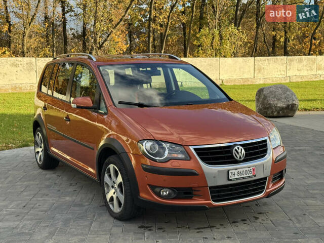 Оранжевый Фольксваген Кросс Туран, объемом двигателя 1.4 л и пробегом 232 тыс. км за 8300 $, фото 5 на Automoto.ua