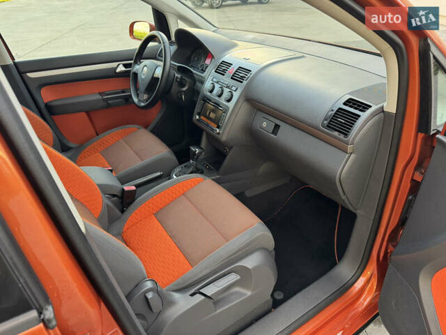 Оранжевый Фольксваген Кросс Туран, объемом двигателя 1.4 л и пробегом 232 тыс. км за 8300 $, фото 2 на Automoto.ua