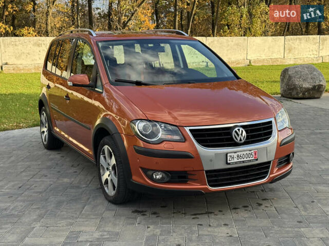 Оранжевый Фольксваген Кросс Туран, объемом двигателя 1.4 л и пробегом 232 тыс. км за 8300 $, фото 4 на Automoto.ua