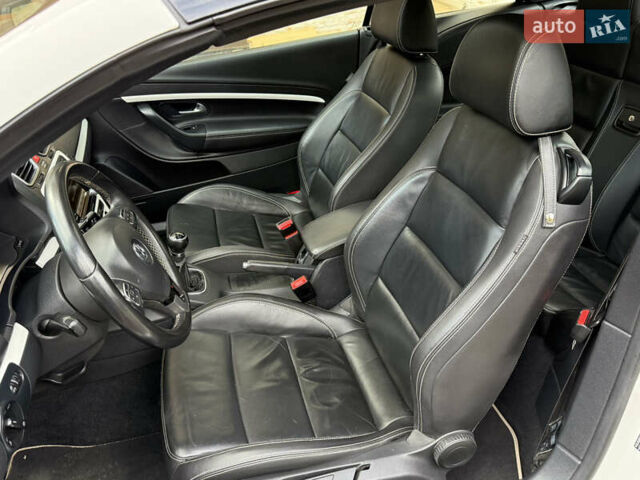 Белый Фольксваген Эос, объемом двигателя 1.39 л и пробегом 104 тыс. км за 8700 $, фото 23 на Automoto.ua