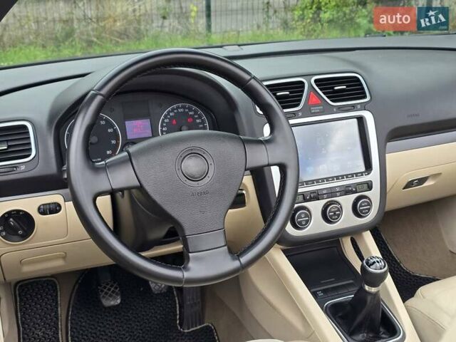 Чорний Фольксваген Еос, об'ємом двигуна 2 л та пробігом 124 тис. км за 6199 $, фото 49 на Automoto.ua