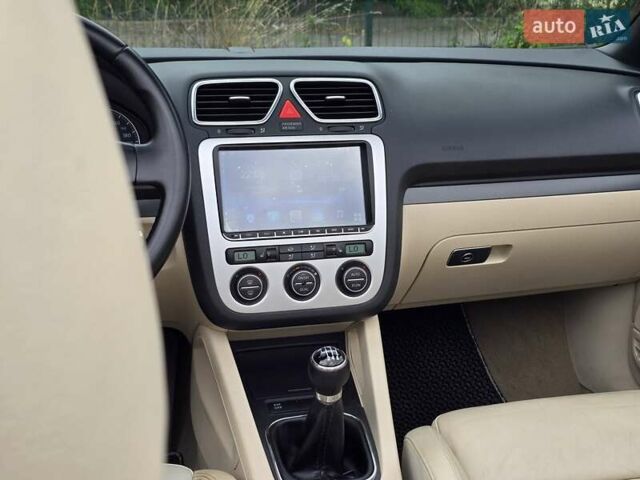 Чорний Фольксваген Еос, об'ємом двигуна 2 л та пробігом 124 тис. км за 6199 $, фото 47 на Automoto.ua