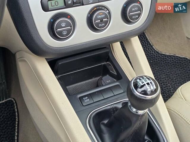 Чорний Фольксваген Еос, об'ємом двигуна 2 л та пробігом 124 тис. км за 6199 $, фото 52 на Automoto.ua