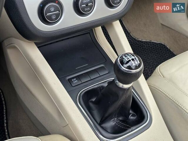 Чорний Фольксваген Еос, об'ємом двигуна 2 л та пробігом 124 тис. км за 6199 $, фото 53 на Automoto.ua