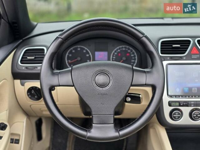 Чорний Фольксваген Еос, об'ємом двигуна 2 л та пробігом 124 тис. км за 6199 $, фото 46 на Automoto.ua