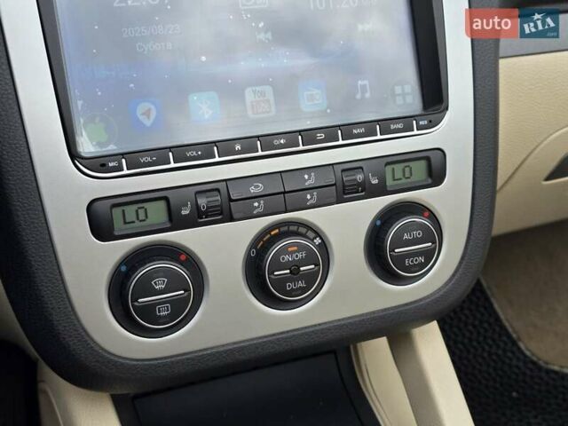 Чорний Фольксваген Еос, об'ємом двигуна 2 л та пробігом 124 тис. км за 6199 $, фото 51 на Automoto.ua