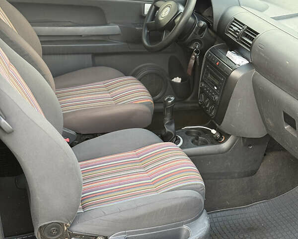 Черный Фольксваген Фокс, объемом двигателя 1.4 л и пробегом 100 тыс. км за 2990 $, фото 6 на Automoto.ua