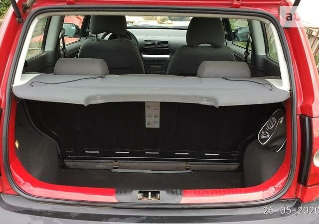 Красный Фольксваген Фокс, объемом двигателя 1.2 л и пробегом 200 тыс. км за 4000 $, фото 5 на Automoto.ua