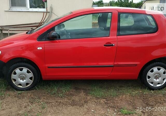 Красный Фольксваген Фокс, объемом двигателя 1.2 л и пробегом 200 тыс. км за 4000 $, фото 1 на Automoto.ua