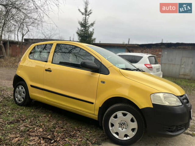 Жовтий Фольксваген Фокс, об'ємом двигуна 1.2 л та пробігом 201 тис. км за 3500 $, фото 1 на Automoto.ua