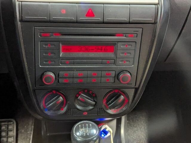 Желтый Фольксваген Фокс, объемом двигателя 1.2 л и пробегом 165 тыс. км за 1735 $, фото 7 на Automoto.ua