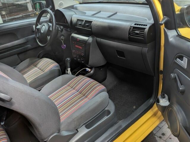 Желтый Фольксваген Фокс, объемом двигателя 1.2 л и пробегом 165 тыс. км за 1735 $, фото 3 на Automoto.ua