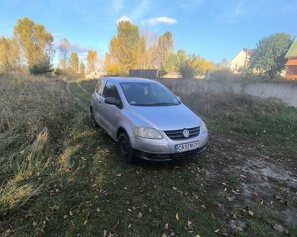 Серый Фольксваген Фокс, объемом двигателя 1.2 л и пробегом 230 тыс. км за 3000 $, фото 2 на Automoto.ua