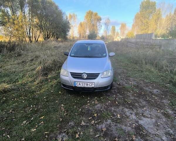Серый Фольксваген Фокс, объемом двигателя 1.2 л и пробегом 230 тыс. км за 3000 $, фото 1 на Automoto.ua