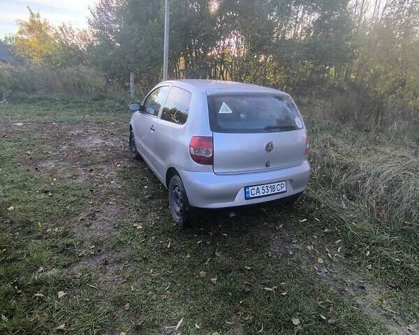 Серый Фольксваген Фокс, объемом двигателя 1.2 л и пробегом 230 тыс. км за 3000 $, фото 4 на Automoto.ua