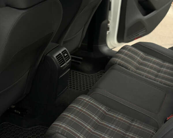 Белый Фольксваген Гольф ГТИ, объемом двигателя 2 л и пробегом 228 тыс. км за 9999 $, фото 12 на Automoto.ua