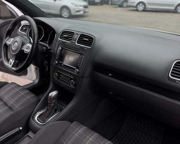 Белый Фольксваген Гольф ГТИ, объемом двигателя 2 л и пробегом 228 тыс. км за 9999 $, фото 8 на Automoto.ua