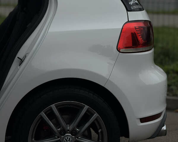 Белый Фольксваген Гольф ГТИ, объемом двигателя 2 л и пробегом 228 тыс. км за 9999 $, фото 17 на Automoto.ua