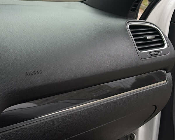 Белый Фольксваген Гольф ГТИ, объемом двигателя 2 л и пробегом 228 тыс. км за 9999 $, фото 29 на Automoto.ua