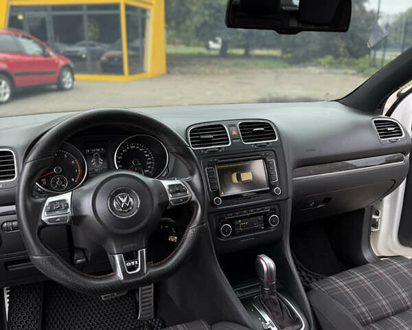 Белый Фольксваген Гольф ГТИ, объемом двигателя 2 л и пробегом 228 тыс. км за 9999 $, фото 14 на Automoto.ua