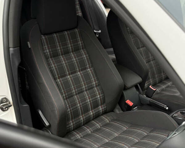 Белый Фольксваген Гольф ГТИ, объемом двигателя 2 л и пробегом 228 тыс. км за 9999 $, фото 9 на Automoto.ua