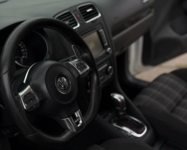 Белый Фольксваген Гольф ГТИ, объемом двигателя 2 л и пробегом 228 тыс. км за 9999 $, фото 13 на Automoto.ua