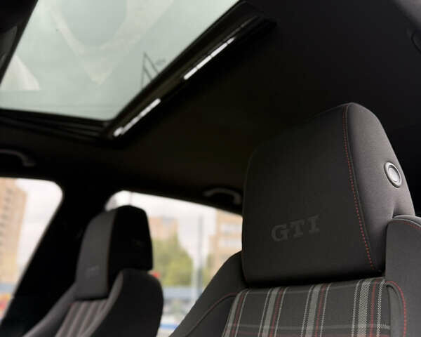 Белый Фольксваген Гольф ГТИ, объемом двигателя 2 л и пробегом 228 тыс. км за 9999 $, фото 15 на Automoto.ua