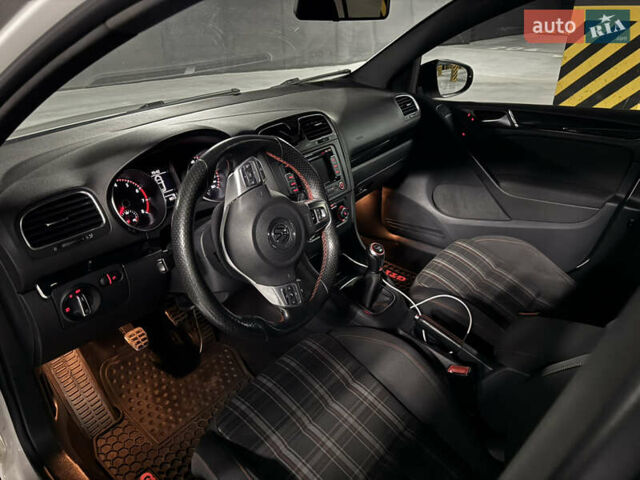 Белый Фольксваген Гольф ГТИ, объемом двигателя 1.98 л и пробегом 259 тыс. км за 8888 $, фото 13 на Automoto.ua