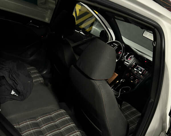 Белый Фольксваген Гольф ГТИ, объемом двигателя 1.98 л и пробегом 259 тыс. км за 8888 $, фото 19 на Automoto.ua